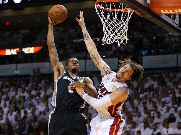 Kawhi Leonard schiaccia su Mike Miller