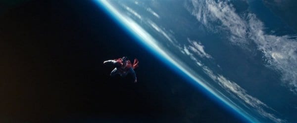 Superman nello spazio nella nuova immagine de L'uomo d'acciaio