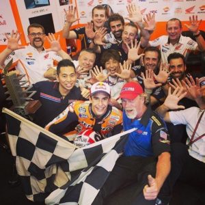 Il box Honda festeggia le 10 vittorie di Marquez, foto di Facebook 