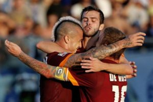 Nainggolan abbracciato dai compagni dopo la rete | Foto Twitter