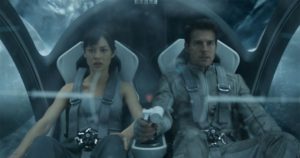 Olga Kurylenko e Tom Cruise in una scena tratta da Oblivion