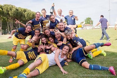 Patrizia Panico festeggia lo scudetto con le compagne del Verona | © Foto Damiano Buffo