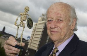 Ray Harryhausen con una delle sue creature