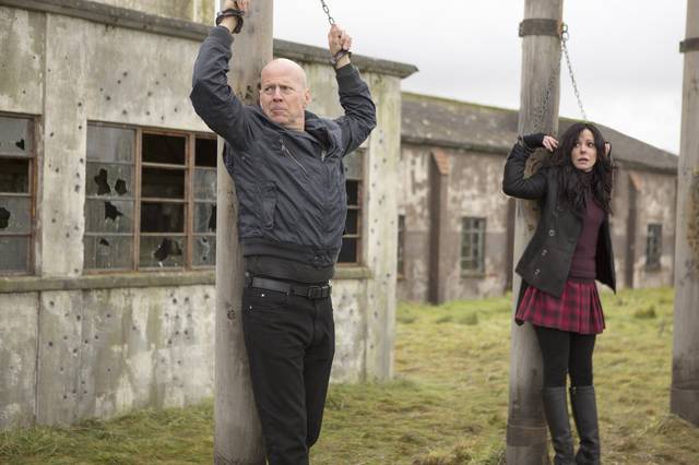 Bruce Willis e Mary-Louise Parker in un'immagine di Red 2