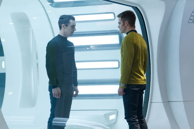 Benedict Cumberbatch e Chris Pine in una scena di Into Darkness - Star Trek