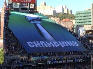 Striscione commemorativo per i campioni della NFL | Foto Twitter