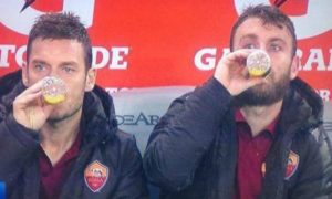 Francesco Totti e Daniele De Rossi in panchina | Foto Twitter