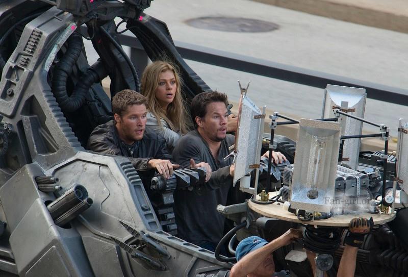 "Transformers: Age of Extinction", si gira una scena di battaglia.